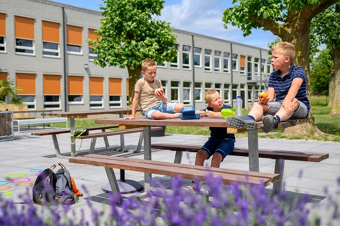 Kinderen op schoolplein (1)