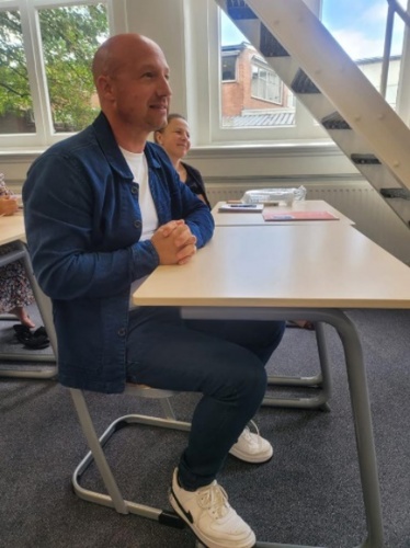 Collega Tjark in de schoolbanken