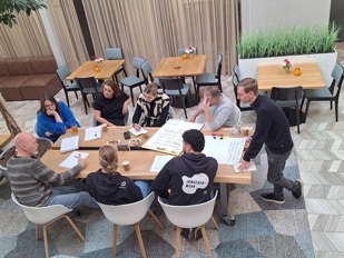 Groepje zit samen om casus te bespreken