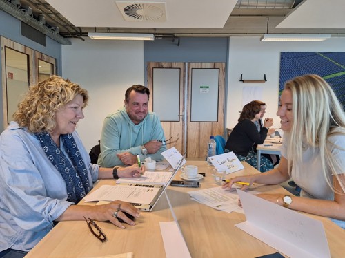 Drie deelnemers in overleg bij de Actietafel